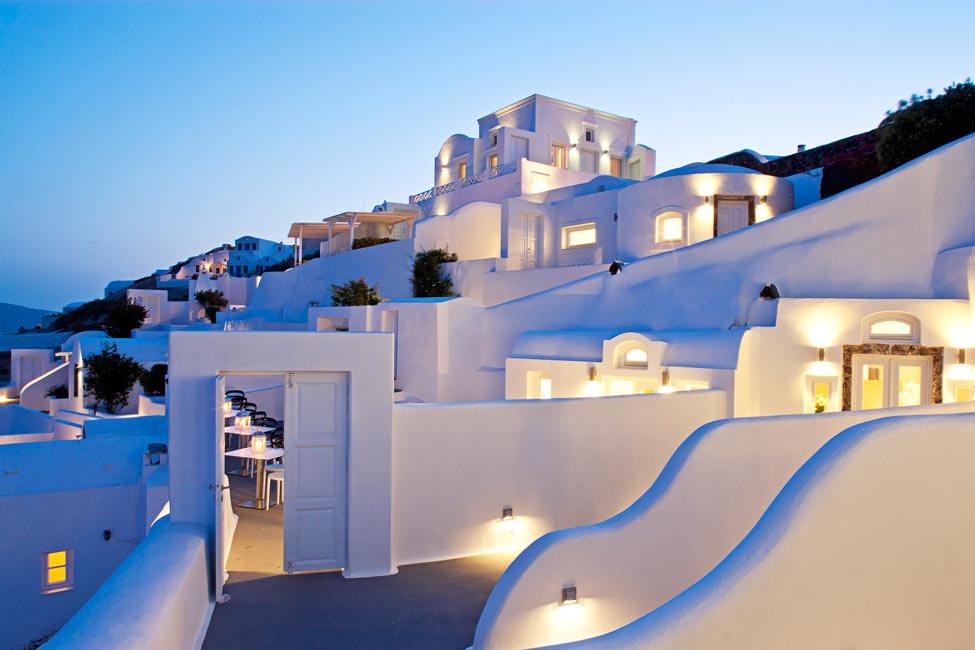 Canaves oia hotel suites designer chic luxury suites in for Design hotel greece