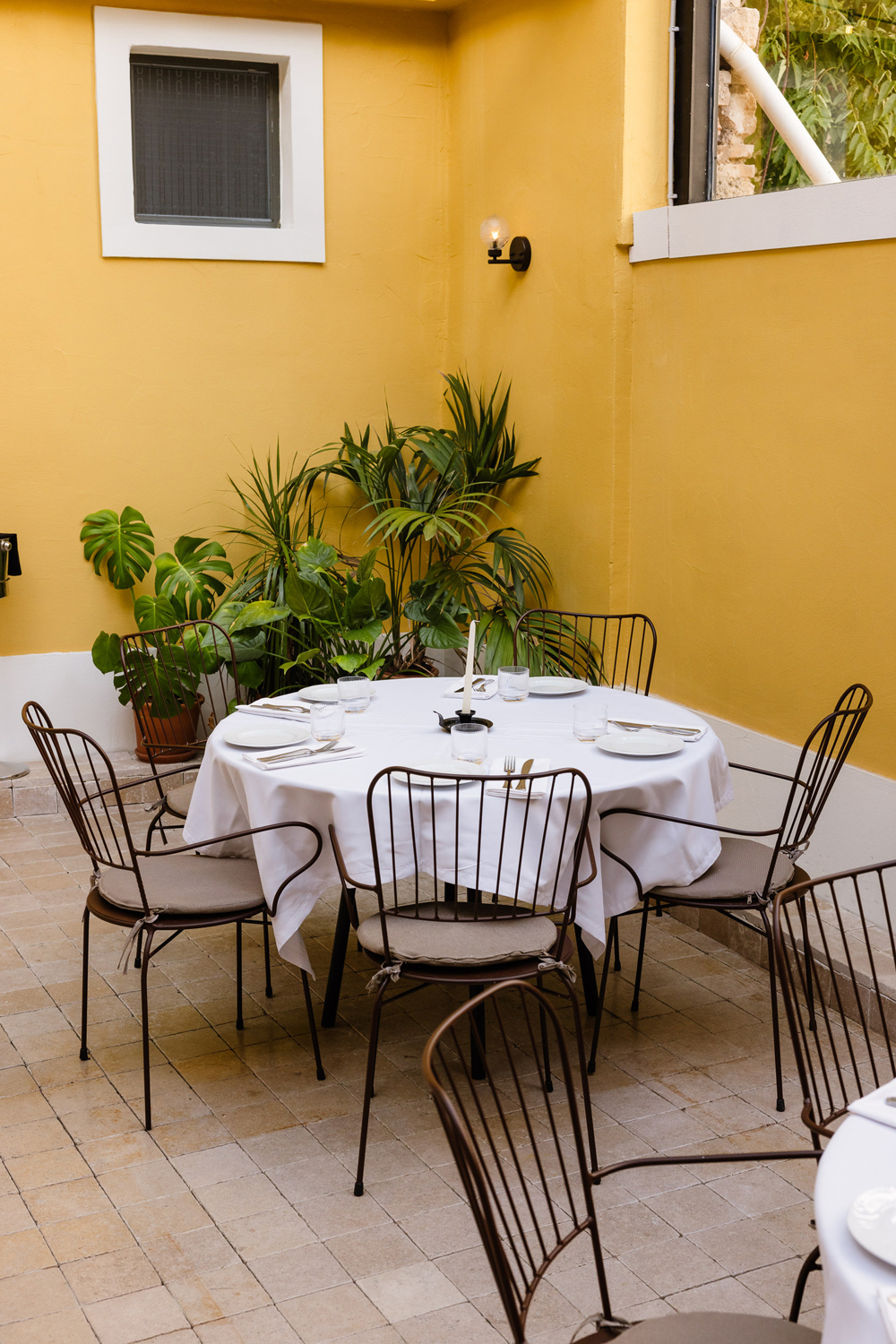 white table cloths on tables of osteria mamma