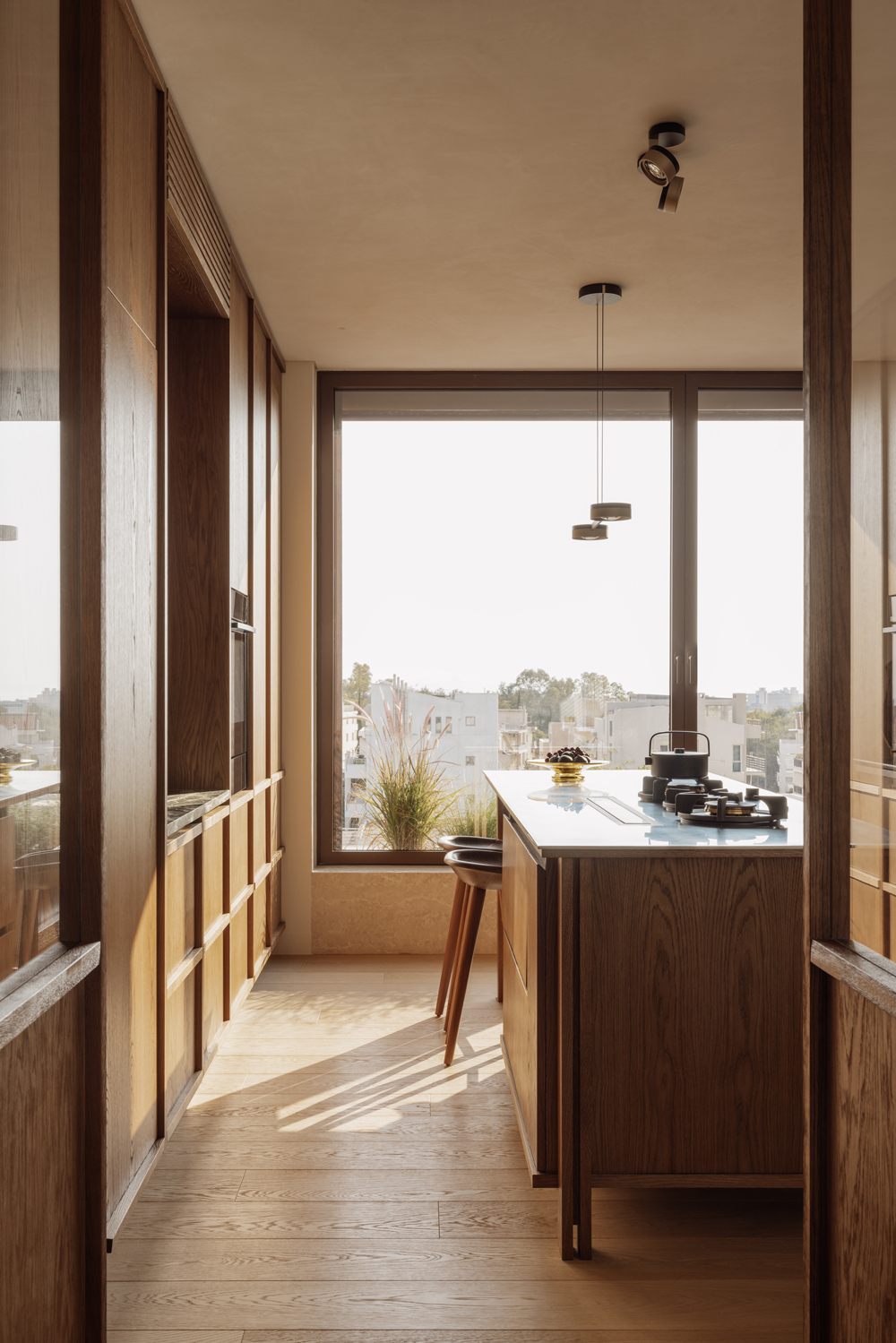 Minimal kitchen with marble surfaces and integrated dining area, designed in Block722’s organic luxury style.