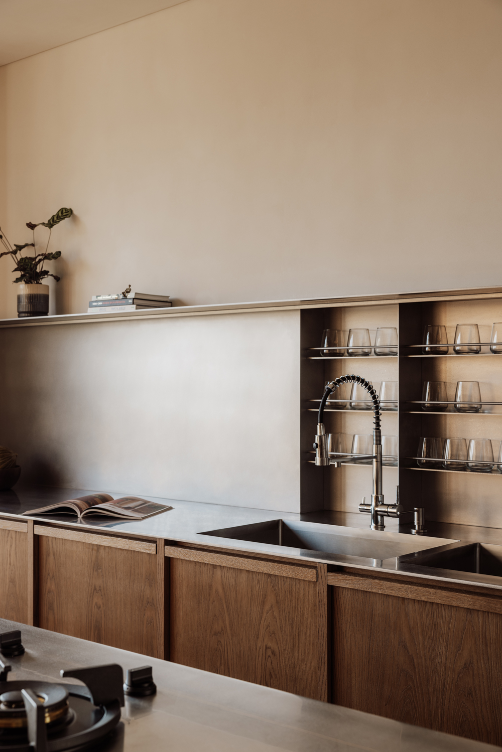 Minimal kitchen with marble surfaces and integrated dining area, designed in Block722’s organic luxury style.