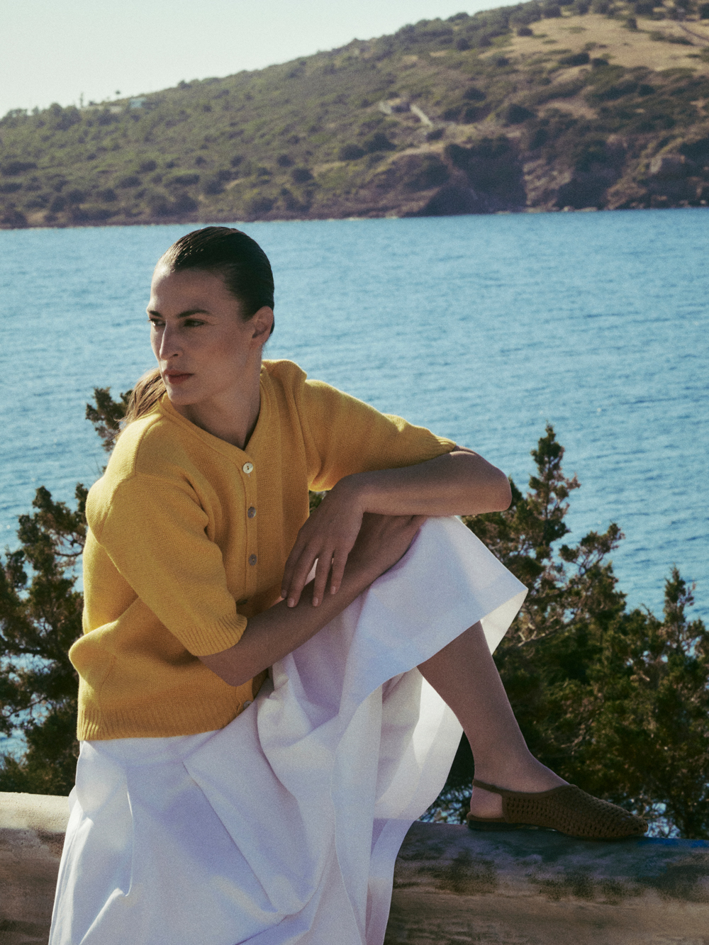 Side profile of a model in a yellow wool jumper from Nonna Lietta