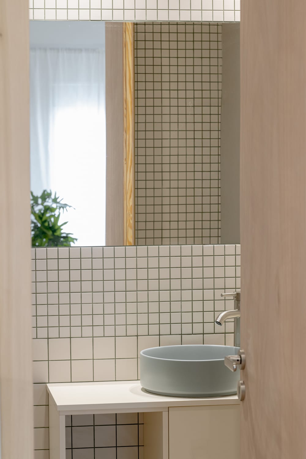 The bathroom is positioned opposite the bedroom, freeing up circulation.