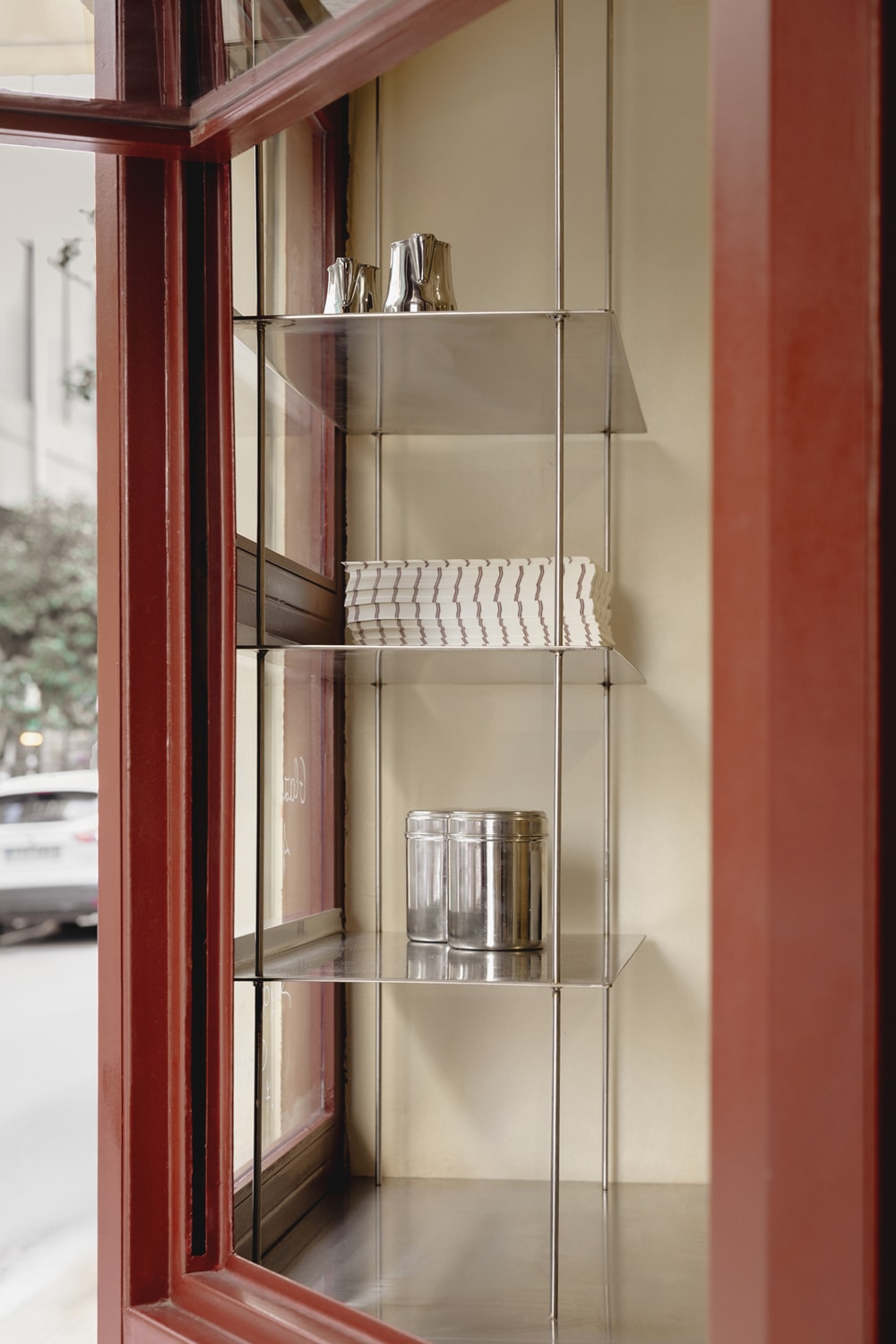 The central space is kept clear to maximise usable area within the compact footprint.