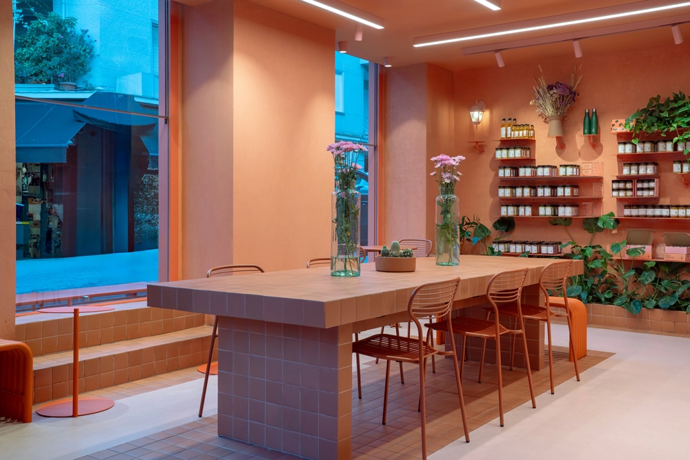 The interior is organised around a clear square plan that promotes openness and interaction.