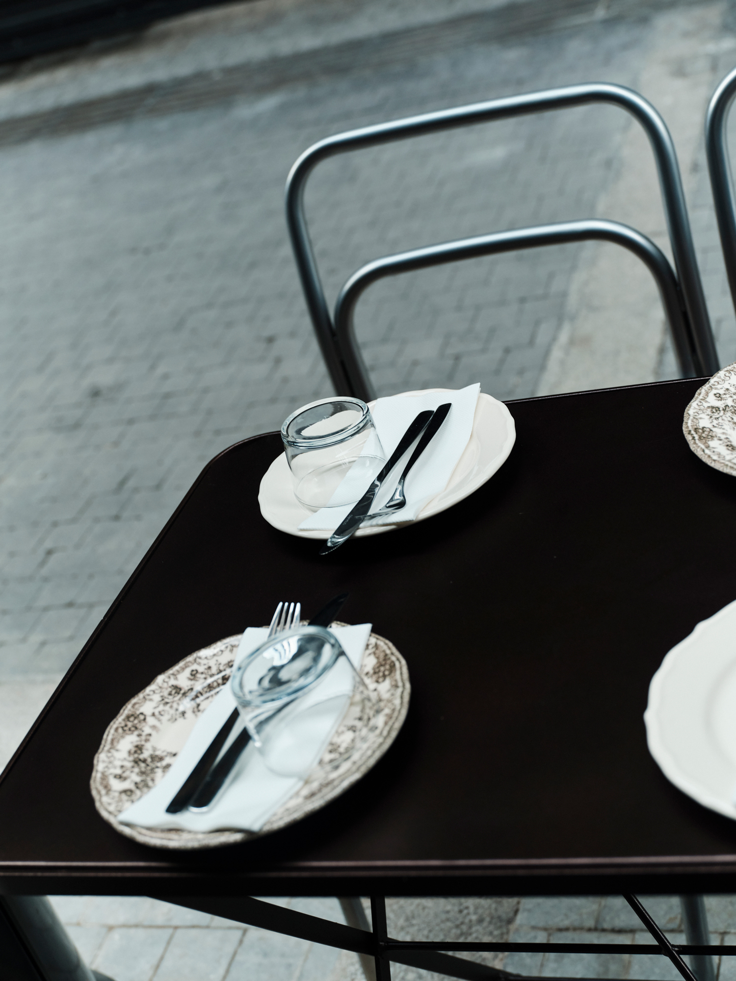 Seating area at September 18 with soft lighting, natural materials and a relaxed atmosphere